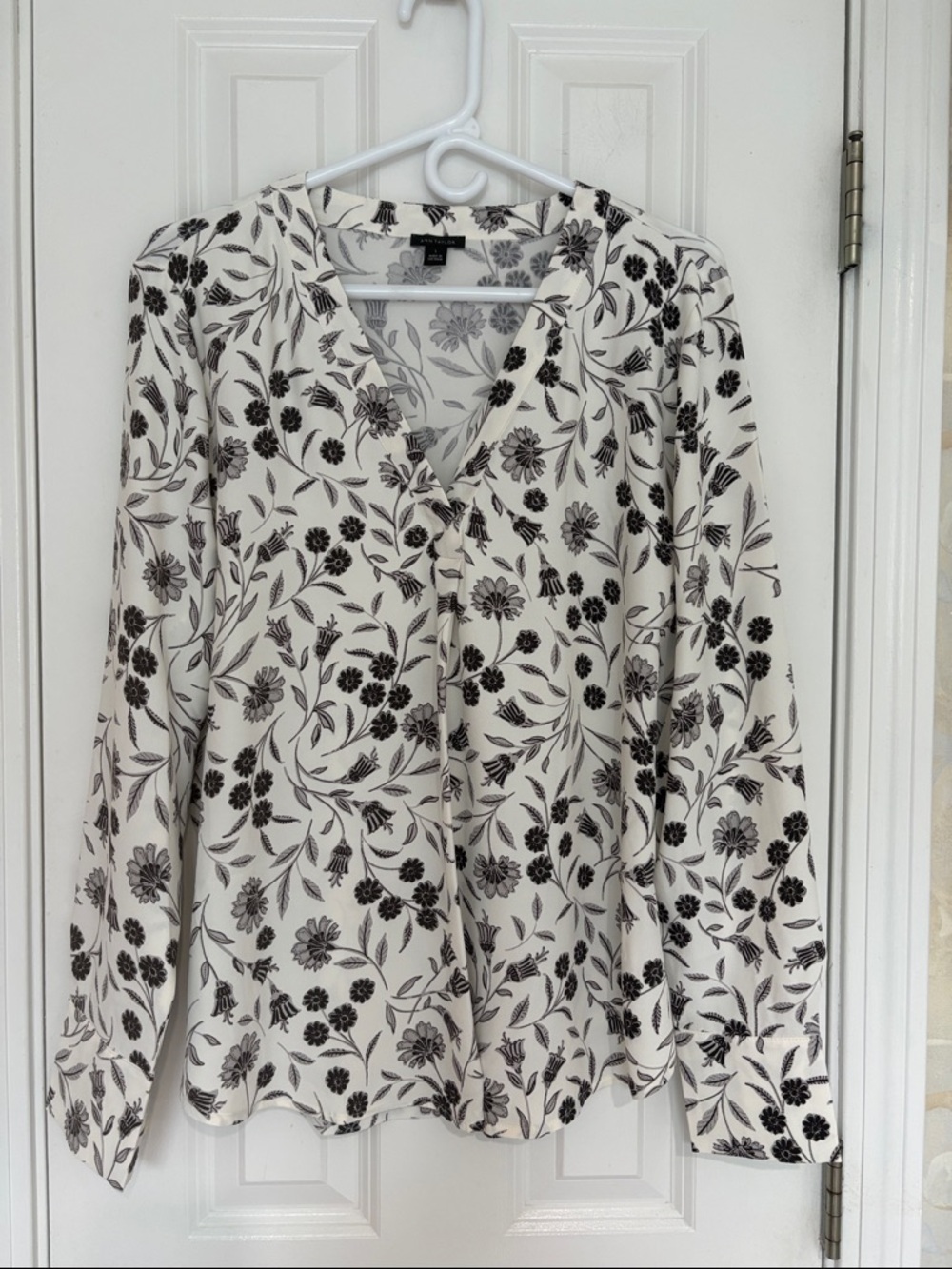 Ann Taylor White, Gray & Black  Media Single Pleat V-Neck Long Sleeve Blouse